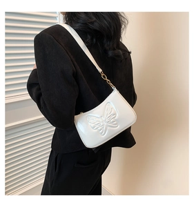 Sac sous le bras chic en cuir verni blanc avec un grand motif papillon en relief