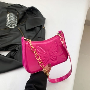 Sac à bandoulière en cuir brillant magenta avec relief papillon et chaîne dorée
