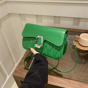 Sac à Bandoulière Matelassé pour Femmes en Cuir PU Plissé Petit Sac Carré Avec Boucle Métallique pour le Quotidien