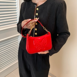 Sac bandoulière minimaliste en cuir verni rouge avec gaufrage papillon et chaîne dorée