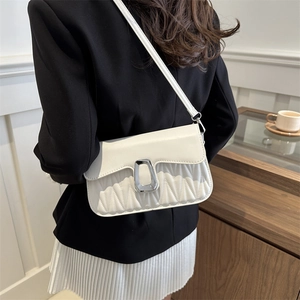 Sac bandoulière crème pour femme avec fermoir argenté et texture en cuir plissé