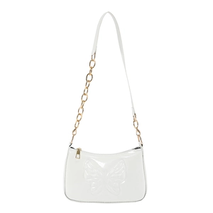 Sac sous le bras minimaliste en cuir verni blanc avec relief papillon et chaîne dorée