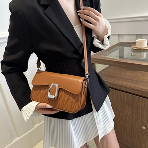 Sac bandoulière marron en similicuir avec rabat plissé et boucle fer à cheval