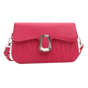 Sac bandoulière matelassé rouge rose pour femme avec boucle argentée et sangle réglable