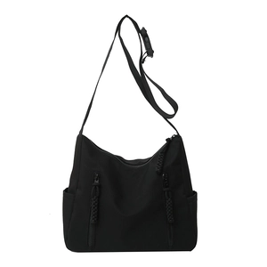 Sac fourre-tout minimaliste en nylon noir avec design multi-poches et sangle réglable