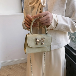 Petit sac carré chic vert sauge avec nœud doré métallique et bandoulière en chaîne