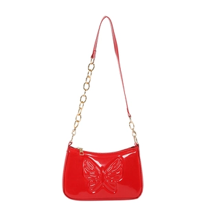 Sac à bandoulière en cuir verni rouge avec papillon embossé et chaîne dorée