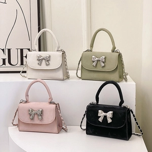 Sacs à main carrés tendance en quatre couleurs avec nœud miroir et bandoulière chaîne