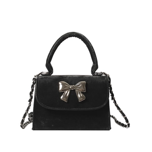 Mini sac bandoulière élégant en velours noir avec un nœud décoratif en métal argenté