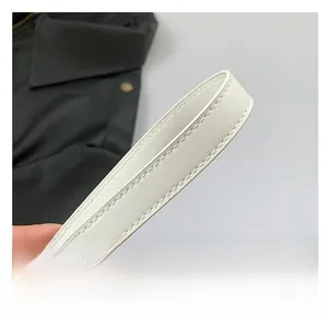 Détail de la bandoulière en similicuir blanc avec des coutures doubles ultra résistantes