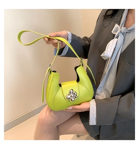 Détail du sac hobo vert néon avec boucle magnétique métallique en forme de fleur
