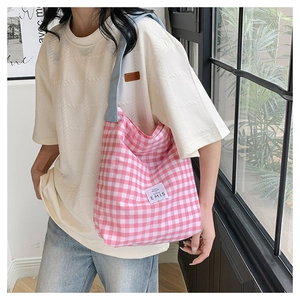 Détail du sac cabas à carreaux roses avec bandoulière bleue et étiquette EMIS chic