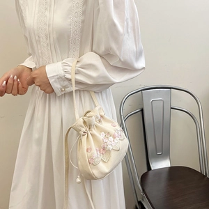 Sac seau brodé beige avec fleurs en dentelle et pendentif en perle pour femme