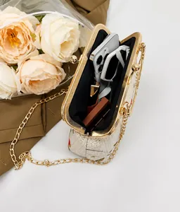 Détail de l'intérieur du sac tissé à fleurs montrant l'espace pour smartphone