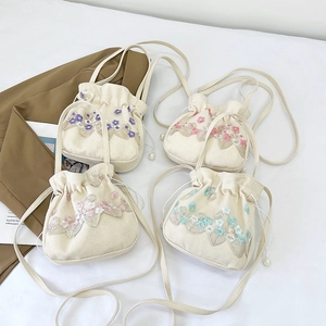Sac bandoulière en toile brodée avec dentelle florale et détail de cordon en perles