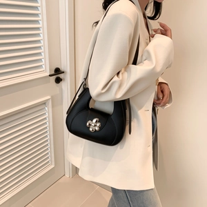 Sac à Épaule Hobo en Cuir PU pour Femmes Mode Coréenne Avec Boucle Fleur en Métal Argenté Sac Sous le Bras Minimaliste pour le Quotidien