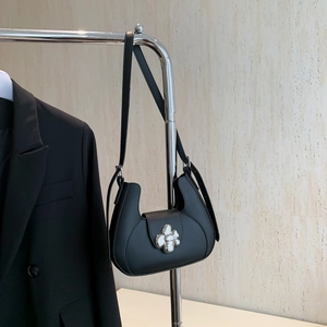 Sac bandoulière noir en forme de croissant avec fermoir fleur argenté et sangle ajustable