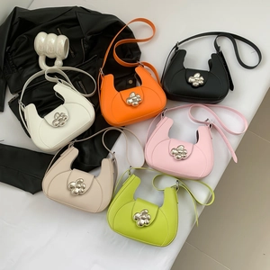 Sac hobo minimaliste en six couleurs avec une boucle décorative en fleur de métal argenté