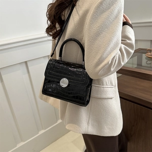 Petit sac carré noir en similicuir crocodile avec fermoir métallique argenté chic