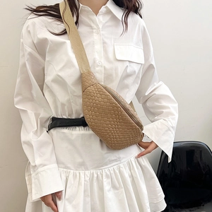 Sac de poitrine tissé beige chic pour femme avec texture en similicuir et bandoulière