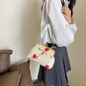 Sac bandoulière en paille tissée avec broderie de fleurs rouges et chaîne dorée