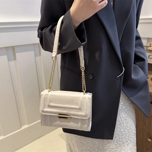 Elegante weiße rechteckige Umhängetasche mit geometrischer Prägung und Goldkette