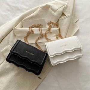 Sac bandoulière en cuir à rabat ondulé avec chaîne dorée en noir et blanc pour femmes