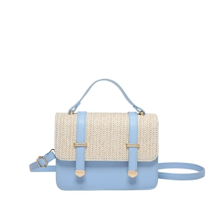 Sac messager tendance en tissage bleu clair et beige pour femmes chic