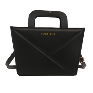 Schwarze geometrisch gesteppte Lederhandtasche mit goldenem Schriftzug und Tragegriff