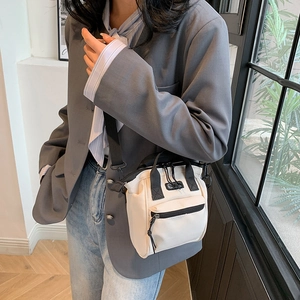 Petit sac à bandoulière minimaliste en toile beige pour femme avec bordures noires