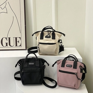 Petits sacs bandoulière en nylon en beige, noir et rose avec étiquette SPORT et sangle