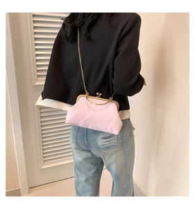 Détail du sac en satin rose avec fermoir en métal doré rétro et bandoulière en chaîne