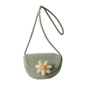Borsa a sella in paglia verde per bambini con margherita e tracolla intrecciata