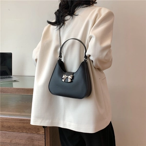 Sac à bandoulière chic en cuir PU noir avec boucle argentée et chaîne en métal