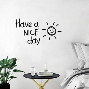 Sticker mural noir 'Have a nice day' avec soleil dans une chambre minimaliste