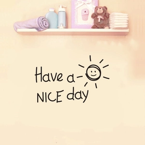 Sticker mural minimaliste 'Have a NICE day' avec soleil souriant pour décor intérieur