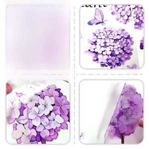 Dettaglio dell'adesivo murale con ortensia viola bifacciale e finitura in PVC trasparente