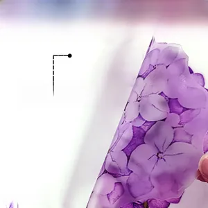 Dettaglio di un adesivo murale ortensia viola con trama adesiva e finitura opaca