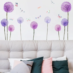 Macro des stickers muraux pissenlits violets et papillons dans une chambre à coucher