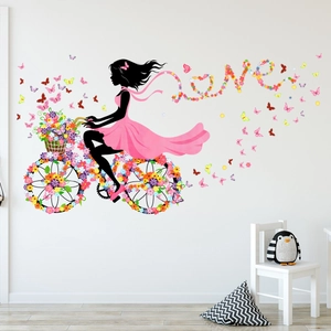 Wandtattoo Detail: Blumenfee auf Fahrrad mit LOVE-Schriftzug und bunten Schmetterlingen