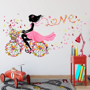 Romantischer Wandaufkleber Mädchen auf Fahrrad mit Blumen und Schmetterlingen Dekor