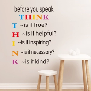 Farbenfrohes Before you speak THINK Wandtattoo mit motivierenden Akronymen für das Zuhause