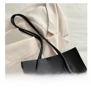 Détail du grand sac cabas noir en cuir PU avec poignées renforcées et finition mate