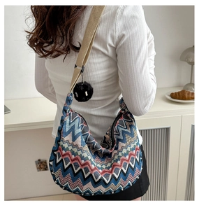 Vue détaillée du sac bandoulière bohème en tricot avec motifs zigzag et large sangle