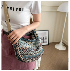 Détail du sac à bandoulière ethnique tissé multicolore avec sangle en toile réglable