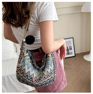 Sac bandoulière en jacquard ethnique avec motif ondulé et large sangle en toile