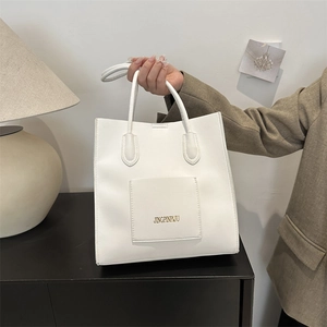 Sac cabas minimaliste en cuir PU blanc avec poche frontale et bandoulière réglable