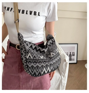 Détail d'un sac bandoulière tissé bohème avec jacquard géométrique noir et blanc