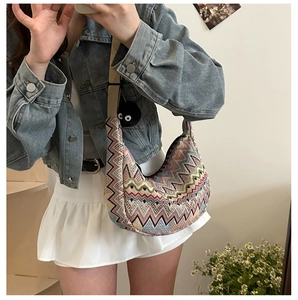 Détail du sac bohème en tricot avec motifs zigzag colorés et bandoulière noire