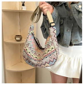 Vue détaillée du sac bandoulière en jacquard tissé avec motifs géométriques en zigzag